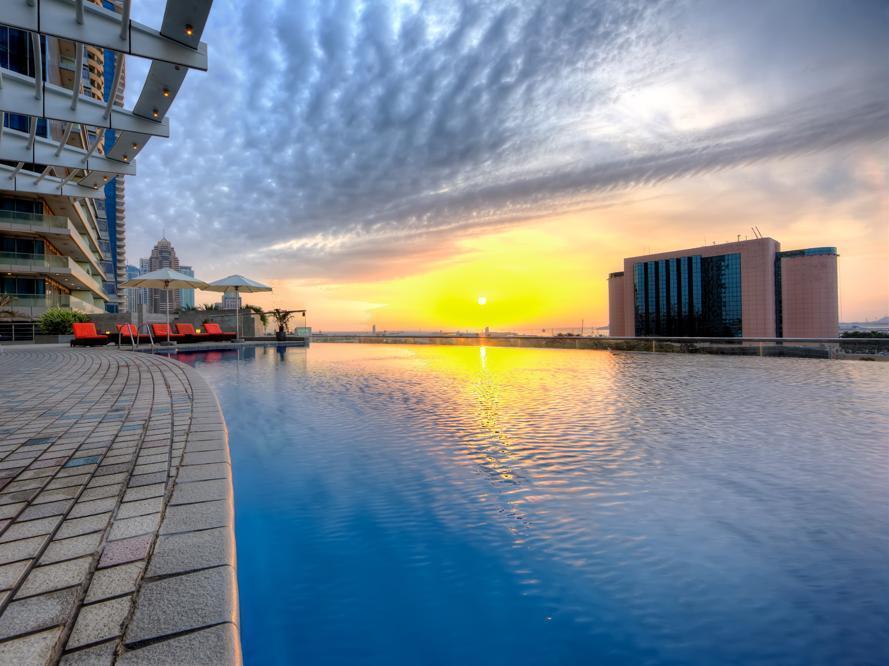 Tamani Marina Hotel & Apartments Dubai Exterior photo Infinity pool at the Marina Bay Sands