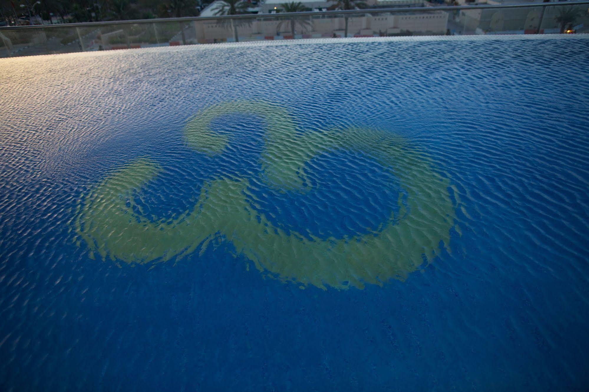 Tamani Marina Hotel & Apartments Dubai Exterior photo The "W" on the roof of the stadium
