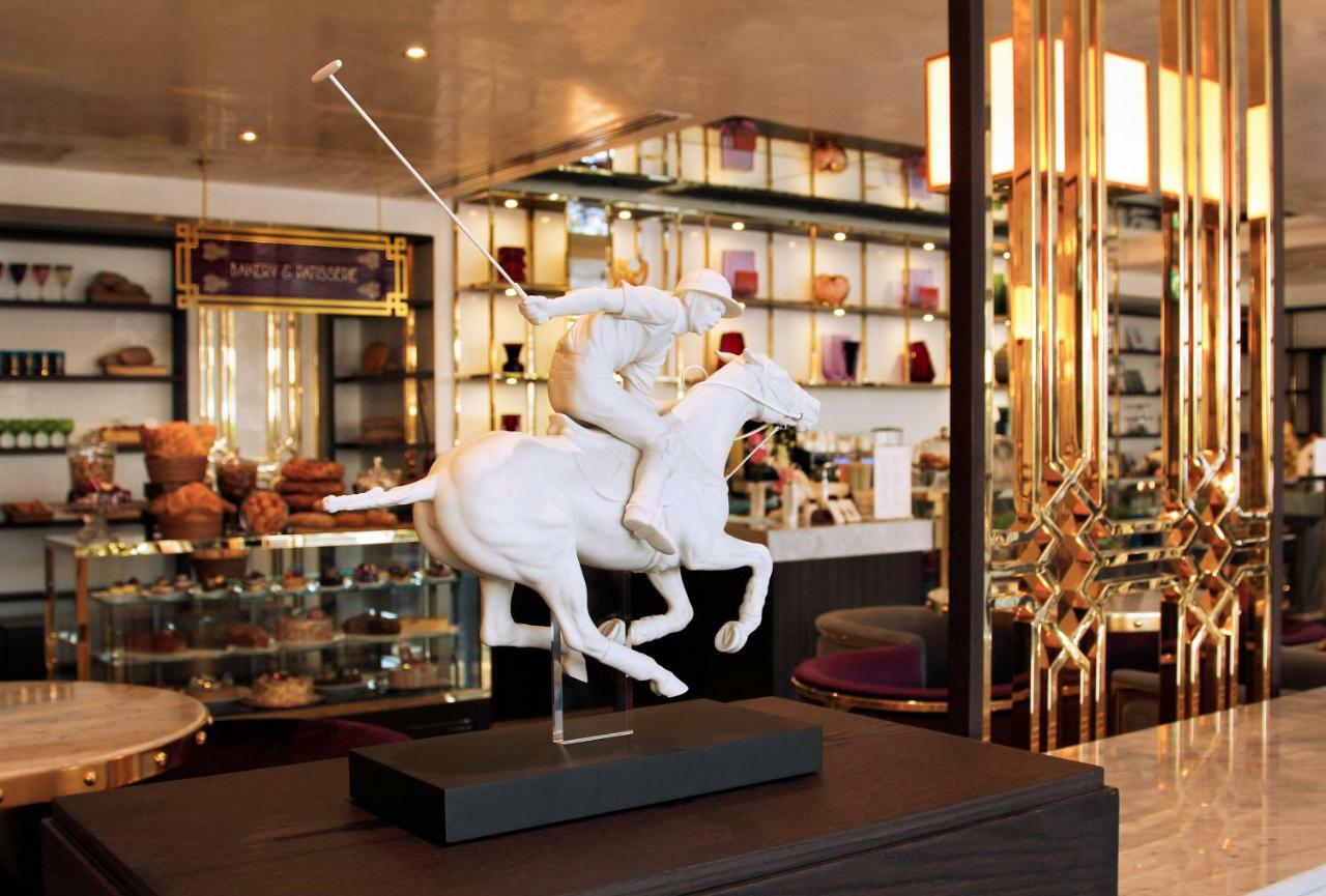 Tamani Marina Hotel & Apartments Dubai Exterior photo Polo player sculpture